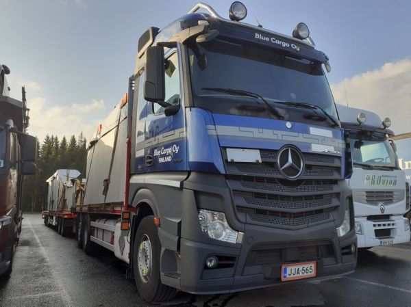 Blue Cargon MB 2551 Actros
Blue Cargo Oy:n MB 2551 Actros täysperävaunuyhdistelmä.
Avainsanat: Blue-Cargo MB 2551 Actros ABC Hirvaskangas