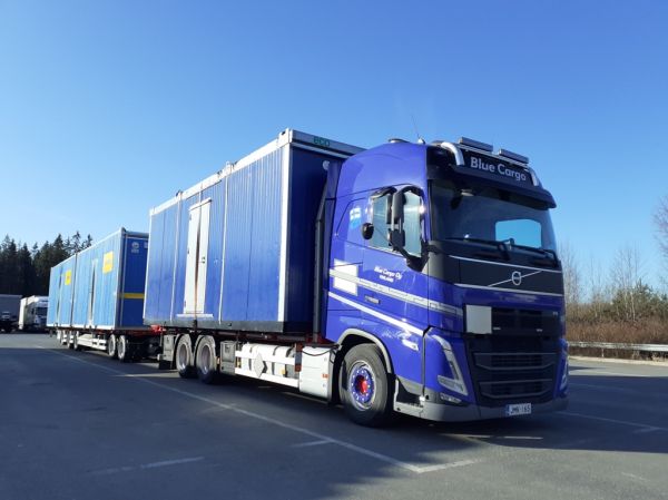 Blue Cargon Volvo FH
Blue Cargo Oy:n Volvo FH täysperävaunuyhdistelmä.
Avainsanat: Blue-Cargo Volvo FH ABC Hirvaskangas