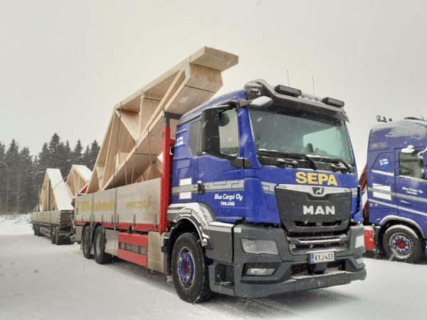 Blue Cargon MAN
Blue Cargon nosturilla varustettu MAN täysperävaunuyhdistelmä.
Avainsanat: Blue-Cargo MAN Sepa