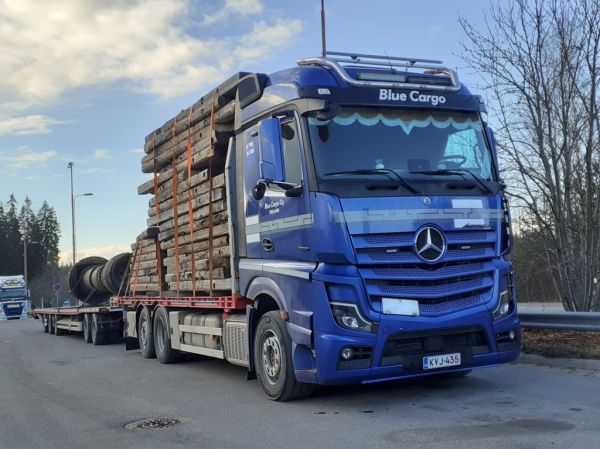 Klikkaa kuvaa nähdäksesi se täysikokoisena
==============
Blue Cargon MB 2551 Actros L
Blue Cargo Oy:n MB 2551 Actros L täysperävaunuyhdistelmä
Avainsanat: Blue-Cargo MB 2551 ActrosL ABC Hirvaskangas Blue Cargon MB 2551 Actros L
Blue Cargo Oy:n MB 2551 Actros L täysperävaunuyhdistelmä
Avainsanat: Blue-Cargo MB 2551 ActrosL ABC Hirvaskangas