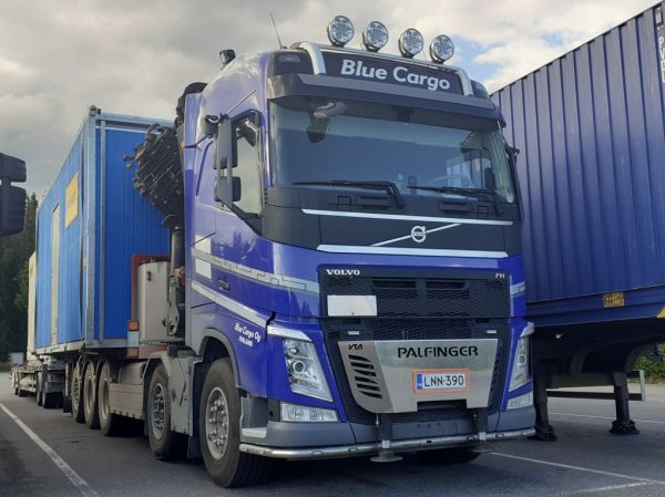 Blue Cargon Volvo FH
Blue Cargo Oy:n nosturilla varustettu Volvo FH täysperävaunuyhdistelmä.
Avainsanat: Blue-Cargo Volvo FH ABC Hirvaskangas