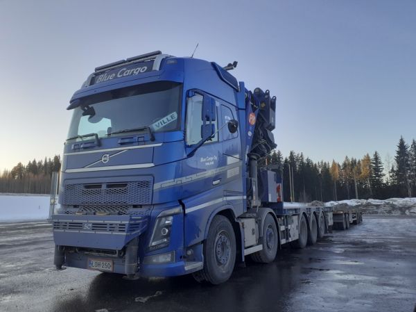 Blue Cargon Volvo FH
Blue Cargo Oy:n nosturilla varustettu Volvo FH täysperävaunuyhdistelmä.
Avainsanat: Blue-Cargo Volvo FH ABC Hirvaskangas Ville