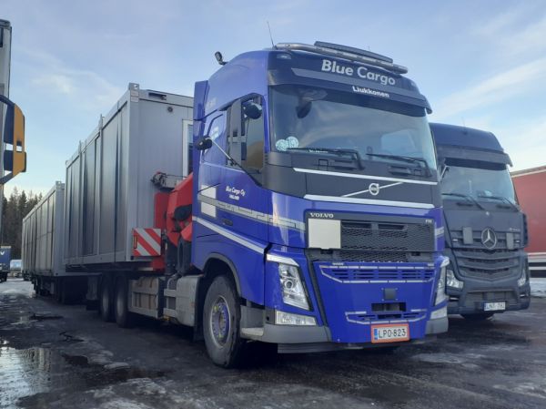 Blue Cargon Volvo FH 
Blue Cargo Oy:n nosturilla varustettu Volvo FH täysperävaunuyhdistelmä. 
Avainsanat: Blue-Cargo Volvo FH ABC Hirvaskangas