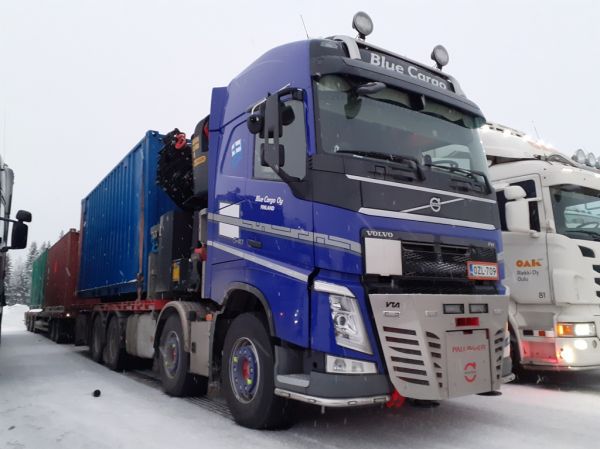 Blue Cargon Volvo FH540 
Blue Cargo Oy:n nosturilla varustettu Volvo FH540 täysperävaunuyhdistelmä.
Avainsanat: Blue-Cargo Volvo FH540 ABC Hirvaskangas