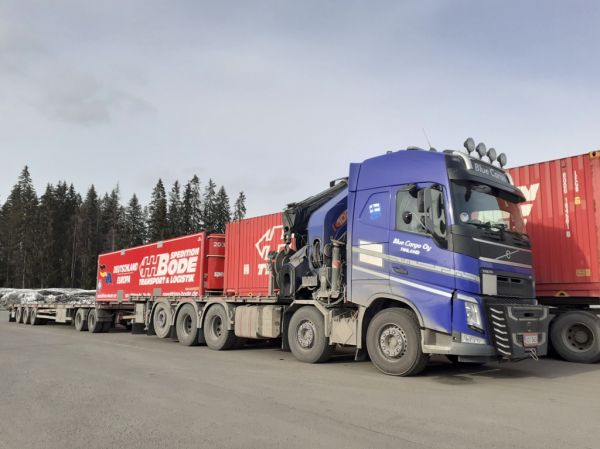 Blue Cargon Volvo FH
Blue Cargo Oy:n nosturilla varustettu Volvo FH täysperävaunuyhdistelmä.
Avainsanat: Blue-Cargo Volvo FH ABC Hirvaskangas