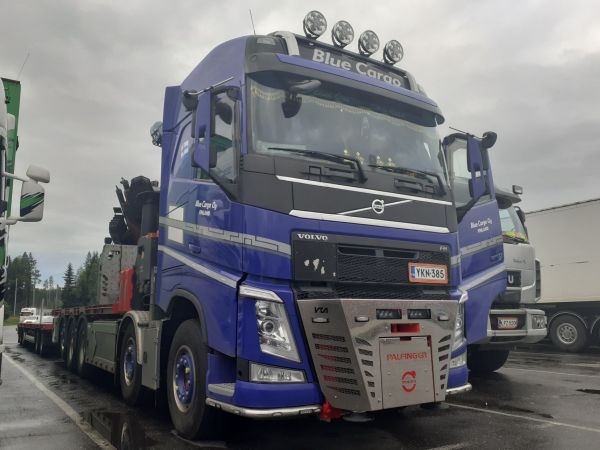 Blue Cargon Volvo FH
Blue Cargo Oy:n nosturilla varustettu Volvo FH täysperävaunuyhdistelmä.
Avainsanat: Blue-Cargo Volvo FH ABC Hirvaskangas