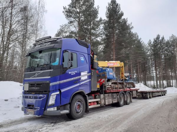 Blue Cargon Volvo FH500
Blue Cargo Oy:n nosturilla varustettu Volvo FH500 täysperävaunuyhdistelmä.
Avainsanat: Blue-Cargo Volvo FH500 Shell Hirvaskangas