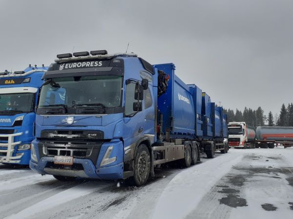 Bollsta Lift Transin Volvo FMX
Bollsta Lift Trans Oy Ab:n nosturilla varustettu Volvo FMX täysperävaunuyhdistelmä.

Avainsanat: Bollsta Lift-Trans Volvo FMX ABC Hirvaskangas