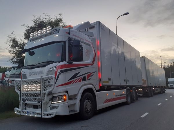 C. Storbjörk Transport Ab:n Scania
C. Storbjörk Transport Ab:n Scania täysperävaunuyhdistelmä.
Avainsanat: Storbjörk-Transport Scania ABC Hirvaskangas