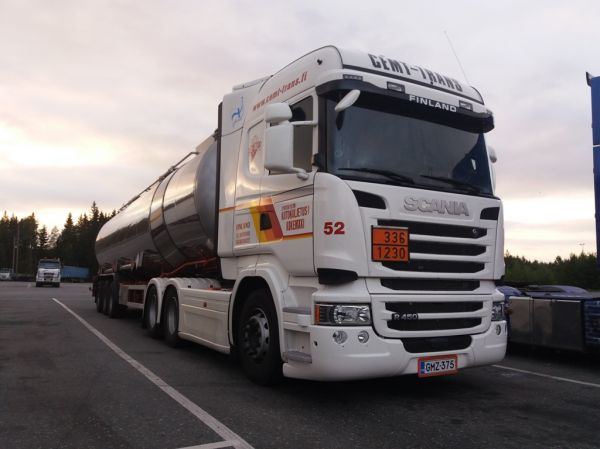 Jyväskylän Kiitokuljetuksen Scania R450
Cemt-Trans Oy:n ajossa oleva Jyväskylän Kiitokuljetus Oy:n Scania R450 puoliperävaunuyhdistelmä.
Avainsanat: Cemt-Trans Jyväskylän-Kiitokuljetus Scania R450 ABC Hirvaskangas 52