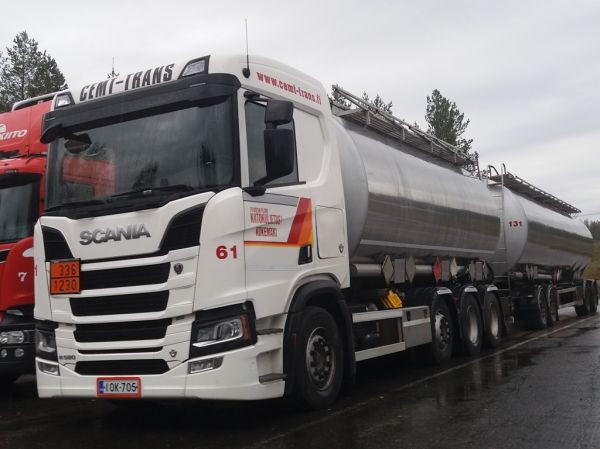 Jyväskylän Kiitokuljetuksen Scania R580 
Cemt-Trans Oy:n ajossa oleva Jyväskylän Kiitokuljetus Oy:n Scania R580 säiliöyhdistelmä.
Avainsanat: Cemt-Trans Jyväskylän-Kiitokuljetus Scania R580 ABC Hirvaskangas 61