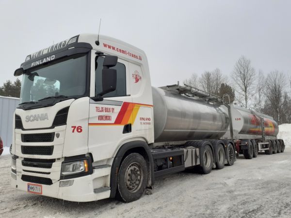 Teljä-Bulkin Scania R540
Cemt-Trans Oy:n ajossa oleva Teljä-Bulk Oy:n Scania R540 säiliöyhdistelmä.
Avainsanat: Cemt-Trans Teljä-Bulk Scania R540 76 Neste