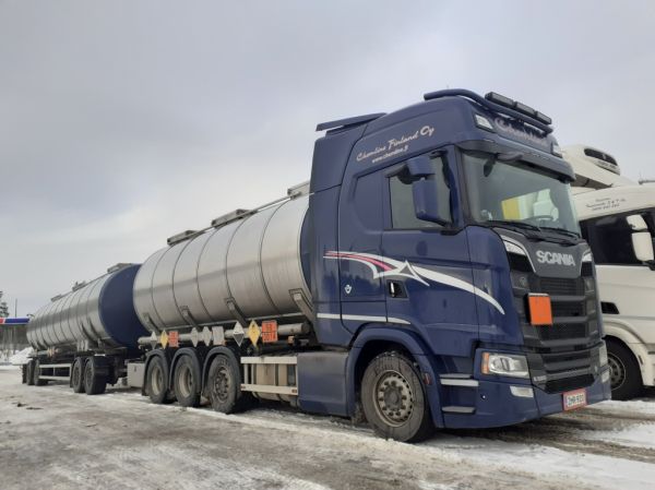 Chemline Finlandin Scania S520
Chemline Finland Oy:n Scania S520 täysperävaunuyhdistelmä.
Avainsanat: Chemline Scania S520 ABC Hirvaskangas