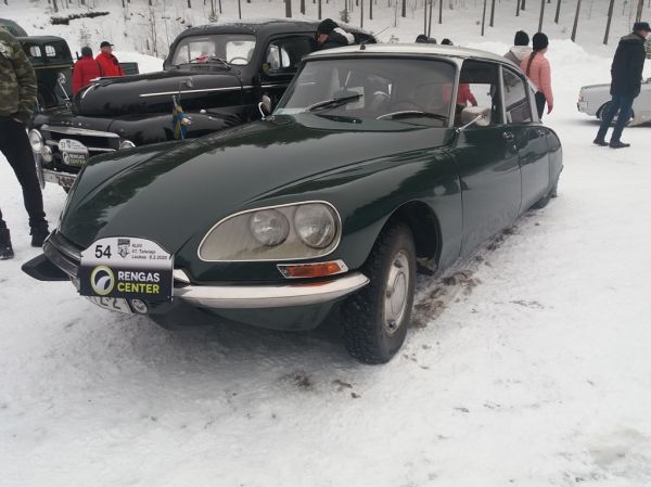 Citroen DS
Citroen DS.
Avainsanat: Citroen DS