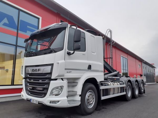 DAF CF530
DAF CF530 koukkulava-auto.
Avainsanat: DAF CF530 Hirvaskangas