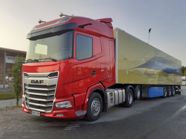 DAF XG530
DAF XG530 puoliperävaunuyhdistelmä.
Avainsanat: DAF XG530 Hirvaskangas