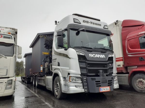 DS-Teamin Scania
DS-Teamin nosturilla varustettu Scania täysperävaunuyhdistelmä.
Avainsanat: DS-Team Scania ABC Hirvaskangas