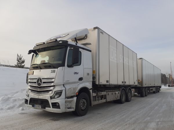 DSV:n MB 2551 Actros
DSV:n MB 2551 Actros täysperävaunuyhdistelmä.
Avainsanat: DSV MB 2551 Actros ABC Hirvaskangas 188