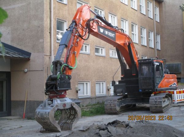 Doosan DX300LC
Doosan DX300LC Koulunmäen yläasteen purkutyömaalla Äänekoskella.
Avainsanat: Doosan DX300LC