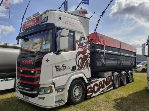 E-S Tuomikosken Scania R660
E-S Tuomikoski Oy:n Scania R660 koukkulava-auto.
Avainsanat: Tuomikoski Scania R660 Alahärmä25 Mylläri
