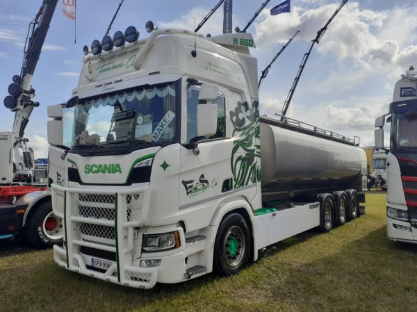 E-S Tuomikosken Scania R660
E-S Tuomikoski Oy:n Scania R660 säiliöauto.
Avainsanat: Tuomikoski Scania R660 Alahärmä25 Make