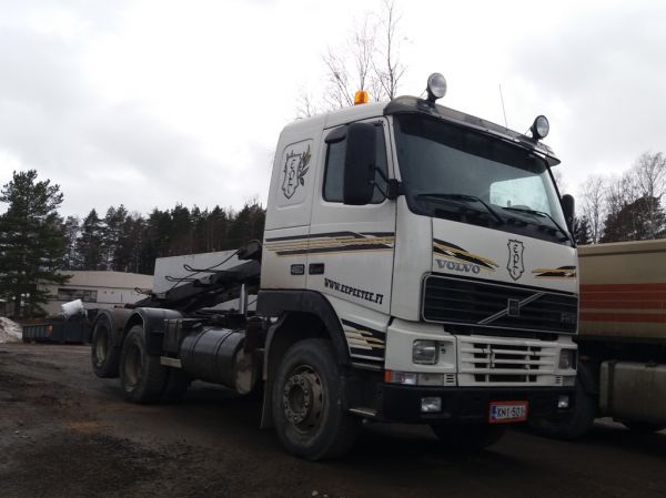 EPT Kone ja Laitteen Volvo FH12
EPT Kone ja Laitteen Volvo FH12 vaihtolava-auto.
Avainsanat: EPT Volvo FH12