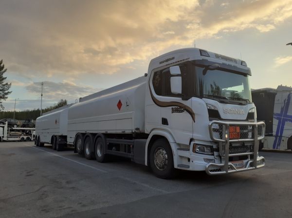 ER-Kuljetuksen Scania 560R
ER-Kuljetus Oy:n Scania 560R säiliöyhdistelmä.
Avainsanat: ER-Kuljetus Scania 560R Shell Hirvaskangas