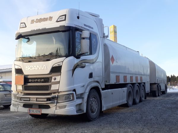 ER-Kuljetuksen Scania 560R
ER-Kuljetus Oy:n Scania 560R säiliöyhdistelmä.
Avainsanat: ER-Kuljetus Scania 560R Shell Hirvaskangas