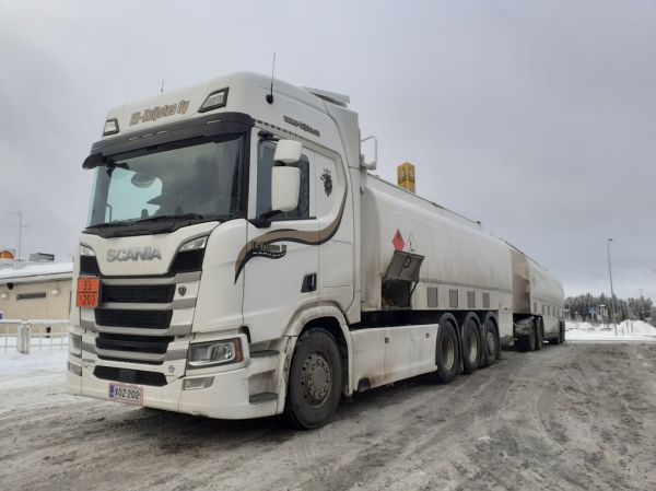 ER-Kuljetuksen Scania R580
ER-Kuljetus Oy:n Scania R580 säiliöyhdistelmä.
Avainsanat: ER-Kuljetus Scania R580 Shell Hirvaskangas