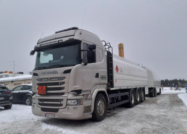 ER-Kuljetuksen Scania R580
ER-Kuljetus Oy:n Scania R580 säiliöyhdistelmä.
Avainsanat: ER-Kuljetus Scania R580 Shell Hirvaskangas
