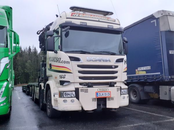 E Helaakosken Scania
E Helaakosken nosturilla varustettu Scania täysperävaunuyhdistelmä.
Avainsanat: Helaakoski Scania ABC Hirvaskangas 166