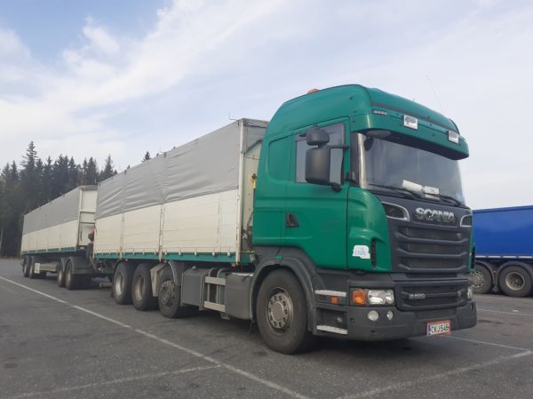  Kuljetusliike E Järvikylän Scania R560
Kuljetusliike E Järvikylä Ky:n nosturilla varustettu Scania R560 täysperävaunuyhdistelmä.
Avainsanat: Järvikylä Scania R560 ABC Hirvaskangas