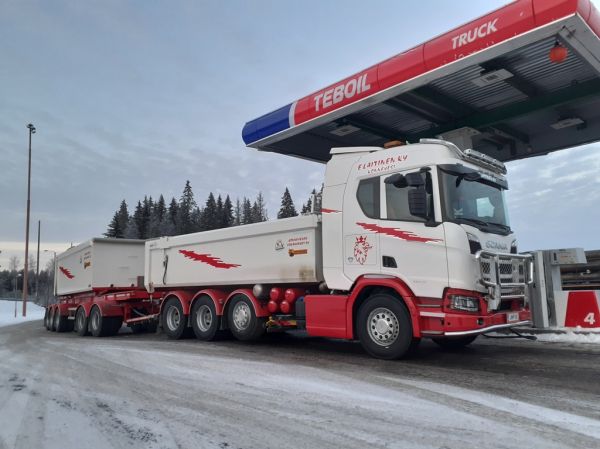 E Laitisen Scania R560
E Laitinen Ky:n Scania R560 sorayhdistelmä.
Avainsanat: Laitinen Scania R560 ABC Hirvaskangas