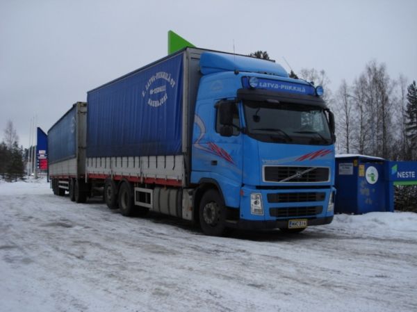 E Latva-Piikkilän Volvo FH480
E Latva-Piikkilä Oy:n Volvo FH480 täysperävaunuyhdistelmä.
Avainsanat: Latva-Piikkilä Volvo FH480 Neste