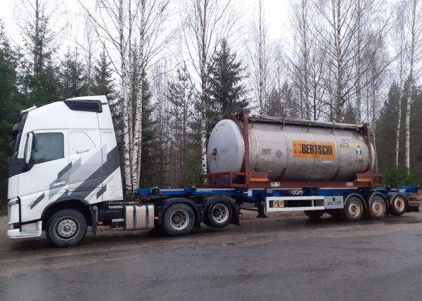 E Lepistön Volvo FH500
E Lepistö Oy:n Volvo FH500 puoliperävaunuyhdistelmä.
Avainsanat: Lepistö Volvo FH500 Shell Hirvaskangas