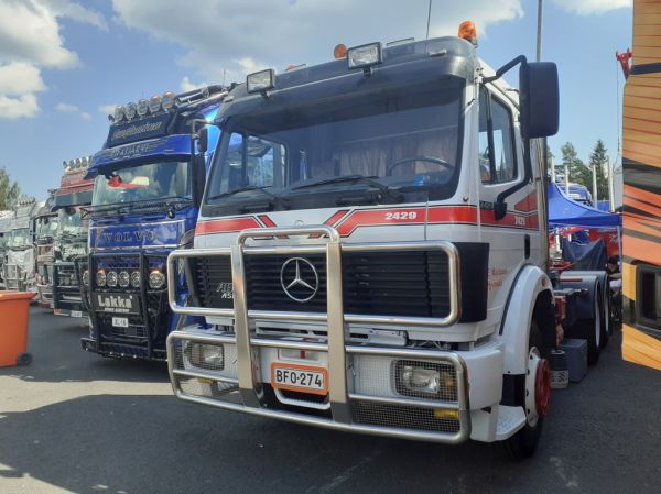 E Montosen MB 2429
E Montosen MB 2429 vaihtolava-auto.
Avainsanat: Montonen MB 2429 Himos25