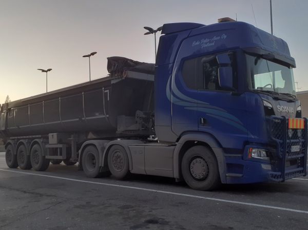 E Pelto-Arvon Scania
E Pelto-Arvo Oy:n Scania sorapuolikas.
Avainsanat: Pelto-Arvo Scania ST1 Hirvaskangas