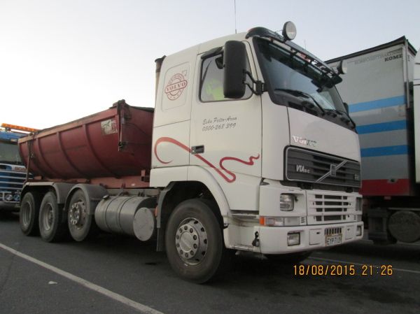 E Pelto-Arvon Volvo FH12
E Pelto-Arvo Oy:n Volvo FH12 sora-auto.
Avainsanat: Pelto-Arvo Volvo FH12 ABC Hirvaskangas