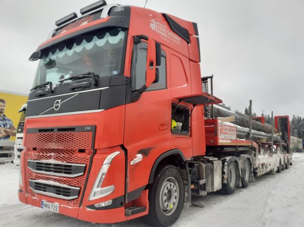 E Sjögrenin Volvo FH
E Sjögren Oy:n Volvo FH lavettiyhdistelmä.
Avainsanat: Sjögren Volvo FH ABC Hirvaskangas