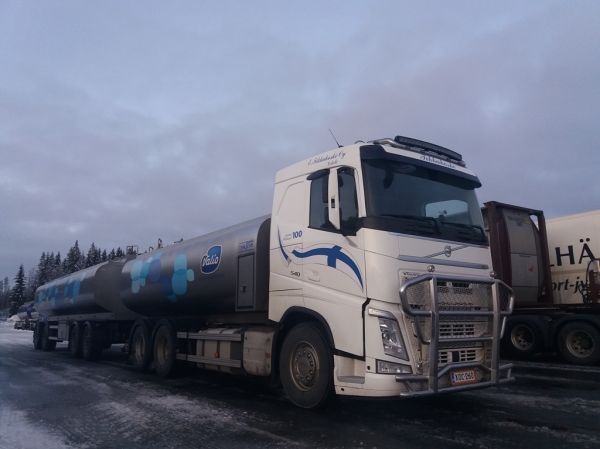 E Tikkakosken Volvo FH540
Valion ajossa oleva E Tikkakoski Oy:n Volvo FH540 säiliöyhdistelmä. 
Avainsanat: Valio Tikkakoski Volvo FH540 ABC Hirvaskangas