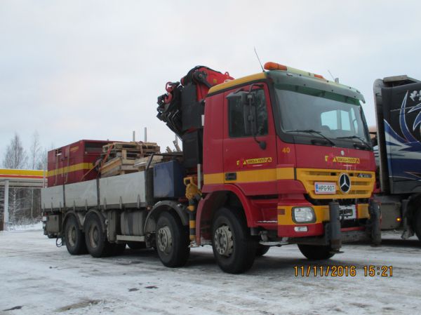 Eerola-Yhtiön MB Actros
Eerola-Yhtiöt Oy:n nosturilla varustettu MB Actros.
Avainsanat: Eerola-Yhtiöt MB Actros Shell Hirvaskangas 40