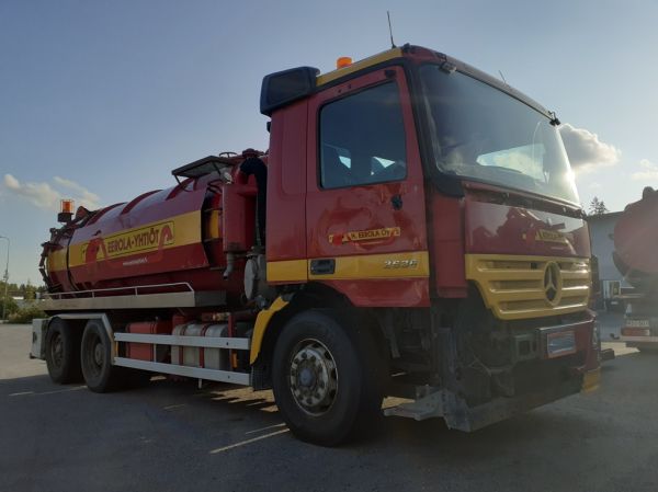 Eerola-Yhtiön MB 2636 Actros
Eerola-Yhtiöt Oy:n MB 2636 Actros loka-auto jonkun haaverin jäljiltä.

Avainsanat: Eerola-Yhtiöt MB 2636 Actros