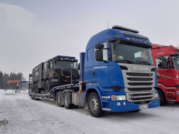 Ekojärven Kuljetuksen Scania R490
Ekojärven Kuljetus Oy:n Scania R490 lavettiyhdistelmä.
Avainsanat: Ekojärvi Scania R490 ABC Hirvaskangas