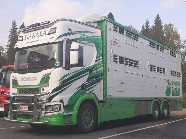 Eläinkuljetus Hakalan Scania
Eläinkuljetus Hakala Oy:n Scania eläintenkuljetusauto.
Avainsanat: Hakala Scania Eläinkuljetus