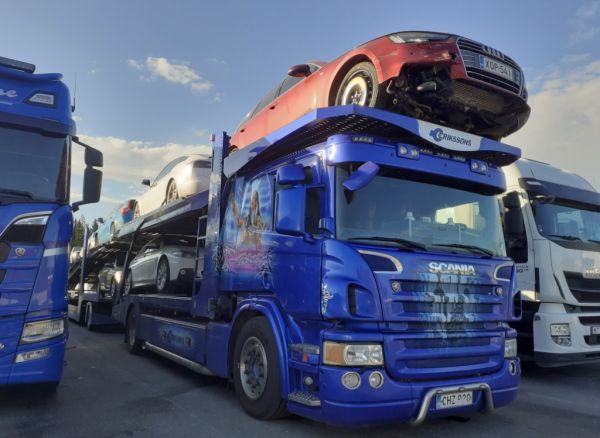 Erikssonsin Scania
Erikssonsin Scania autojenkuljetusyhdistelmä.
Avainsanat: Erikssons Scania ABC Hirvaskangas