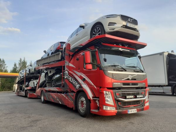 Erikssonsin Volvo FM
Erikssonsin Volvo FM autojenkuljetusyhdistelmä.
Avainsanat: Erikssons Volvo FM Shell Hirvaskangas