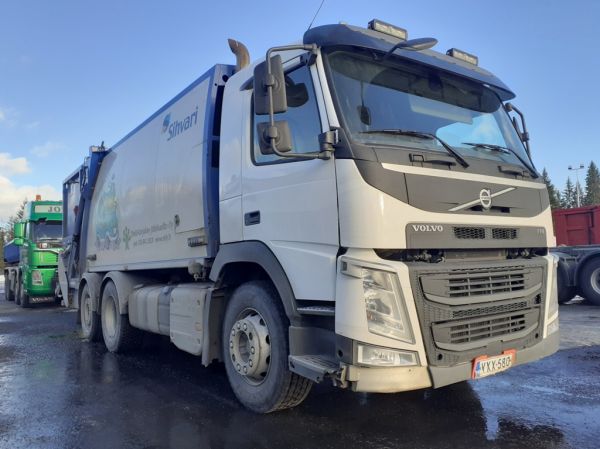 Etelä-Karjalan Jätehuollon Volvo FM 
Etelä-Karjalan Jätehuolto Oy:n Volvo FM jäteauto.
Avainsanat: Etelä-Karjalan Jätehuolto Sihvari Volvo FM