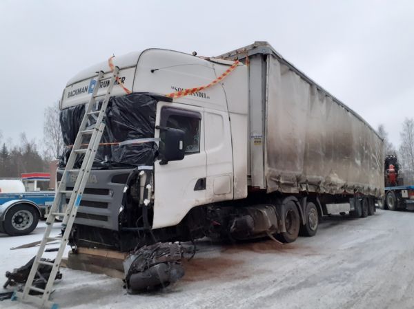 AB Solf Handel Oy:n Scania
AB Solf Handel Oy:n Scania puoliperävaunu+vasikka yhdistelmä oli tulossa Lauantaina 12.12.2020  pohjoisen suunnasta kun se suistui valtatiellä 4 Äänekosken pohjoispuolella keskikaiteen läpi tien vasemmalle puolelle ja kaatui oikealle kyljelleen. Rekan kuljettaja menehtyi onnettomuudessa. 
Avainsanat: Solf-Handel Scania Liikenneonnettomuus