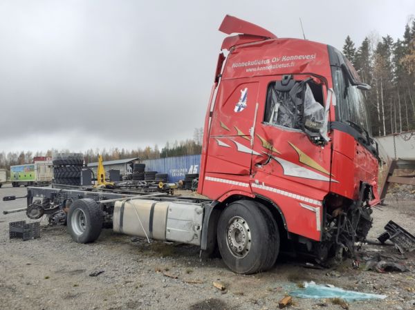 Konnekuljetuksen Volvo FH
Henkilöauto törmäsi Konnekuljetus Oy:n Volvo FH turveyhdistelmän keulaan valtatiellä 9 Jämsän Partalankosken kohdalla 15.5.2022. Henkilöauton kuljettaja menehtyi onnettomuudessa ja turvelastissa ollut ajoneuvoyhdistelmä kaatui oikealle kyljelleen tukkien tien useammaksi tunniksi.
Avainsanat: Konnekuljetus Volvo FH Onnettomuus