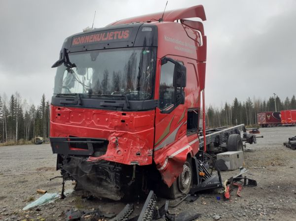 Konnekuljetuksen Volvo FH
Henkilöauto törmäsi Konnekuljetus Oy:n Volvo FH turveyhdistelmän keulaan valtatiellä 9 Jämsän Partalankosken kohdalla 15.5.2022. Henkilöauton kuljettaja menehtyi onnettomuudessa ja turvelastissa ollut ajoneuvoyhdistelmä kaatui oikealle kyljelleen tukkien tien useammaksi tunniksi.
Avainsanat: Konnekuljetus Volvo FH Onnettomuus